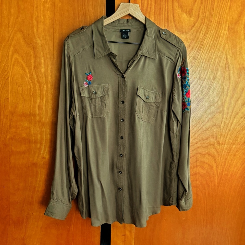 Torrid Army Green Floral Embroidered Long Sleeve Button Up Top Large